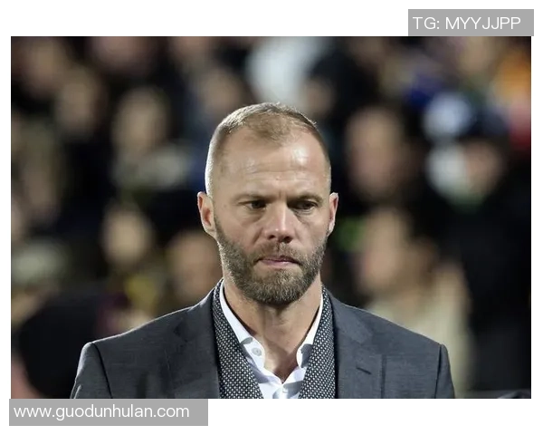 足球历史退役前两役的传奇球星分析与回顾