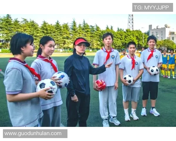 足球场上球星背后的女人们 她们如何撑起家庭与事业的双重压力